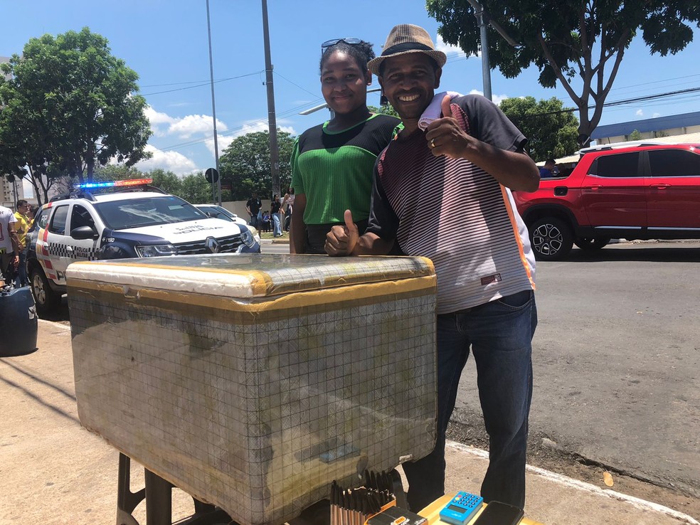 João Pereira Pinto, de 41 anos, vende água em frente a um local de prova há 7 anos — Foto: Rogério Júnior