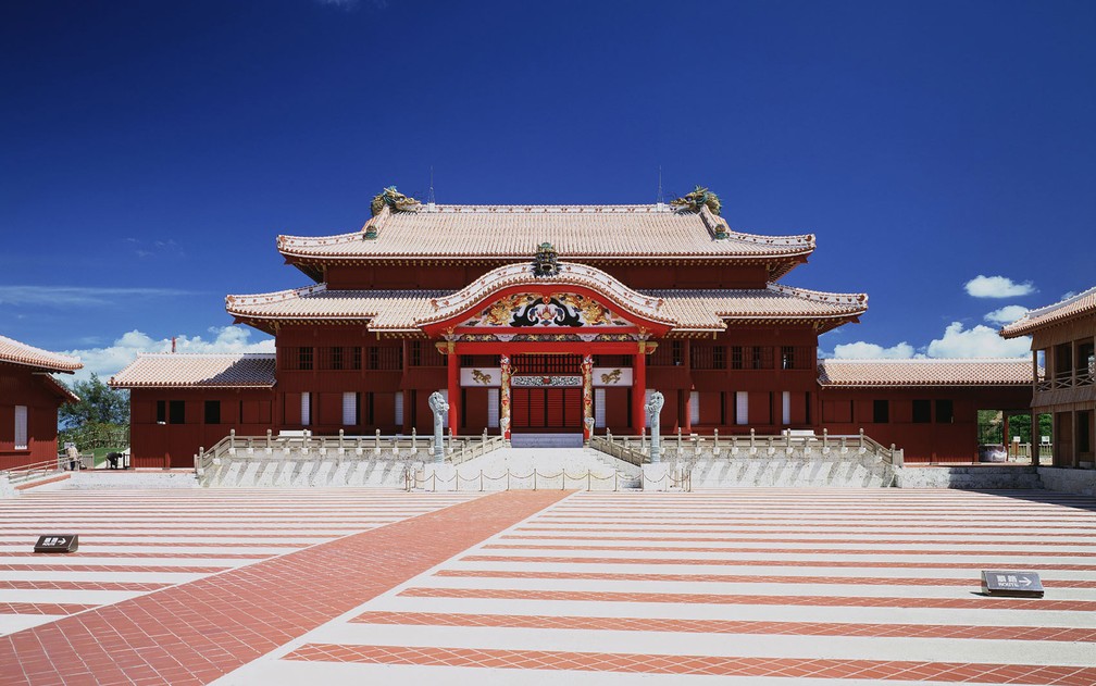 O Castelo de Shuri, na ilha de Okinawa, no Japão, em foto de 1º de setembro de 1993. O local foi atingido por um incêndio na madrugada de quinta-feira (31) — Foto: STR/JIJI Pres/AFP