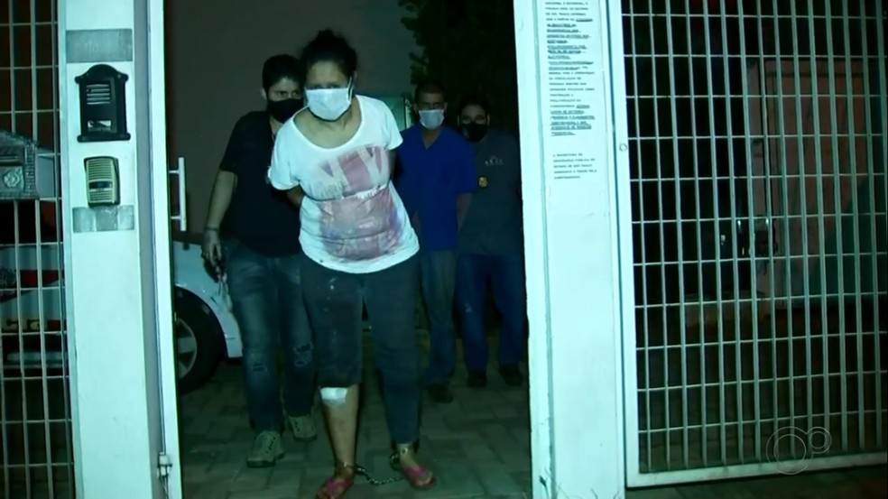 Suspeitos foram transferidos para carceragem da DEIC em Rio Preto  — Foto: Reprodução/TV TEM
