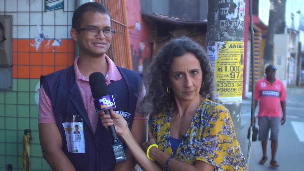 Maria Menezes acompanha os profissionais do IBGE nas entrevistas para o censo