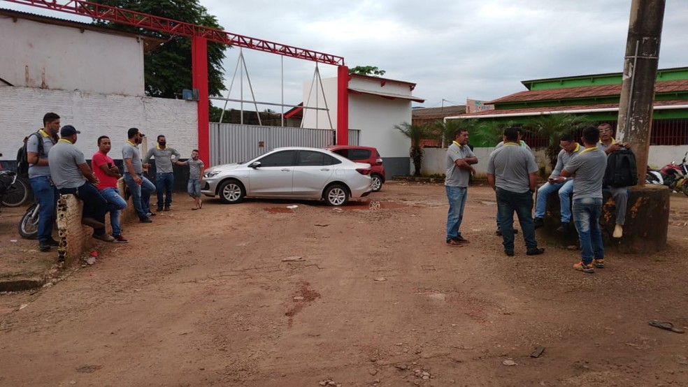 Motoristas alegam atraso no pagamento dos salários desde dezembro — Foto: Lidson Almeida/Rede Amazônica