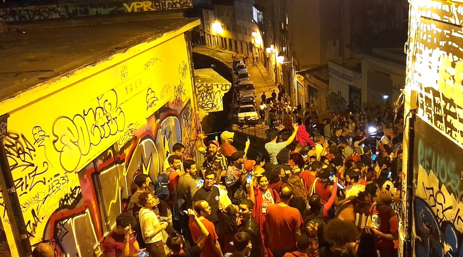 Brasileiros que apoiam Lula acompanham apuração no Porto
