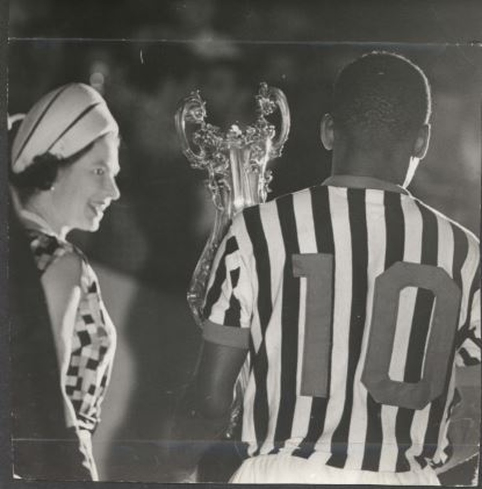 O olhar da rainha Elizabeth para Pelé, na tribuna do Maracanã: o Rei tinha as chaves do antigo Maior do Mundo — Foto: Arquivo Nacional