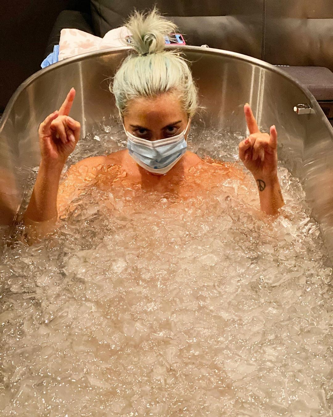 Lady Gaga em banheira de gelo (Foto: Reprodução/Instagram)