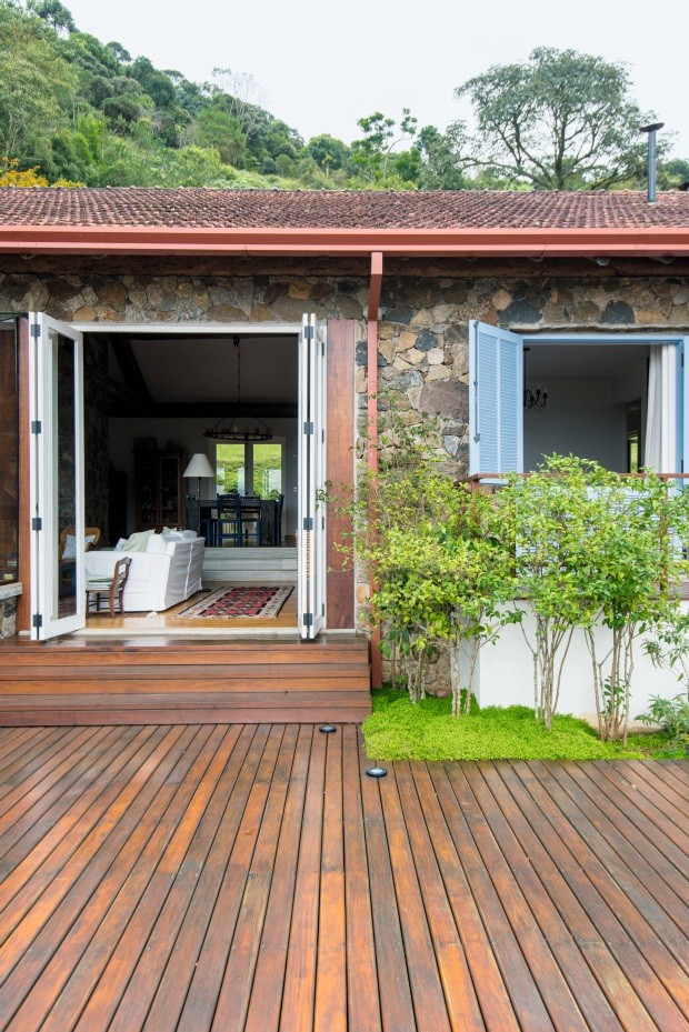 Casa de 380m², em São Francisco Xavier, SP, reúne soluções sustentáveis, materiais de demolição, madeiras e pedras (Foto: Edson Ferreira / Divulgação)