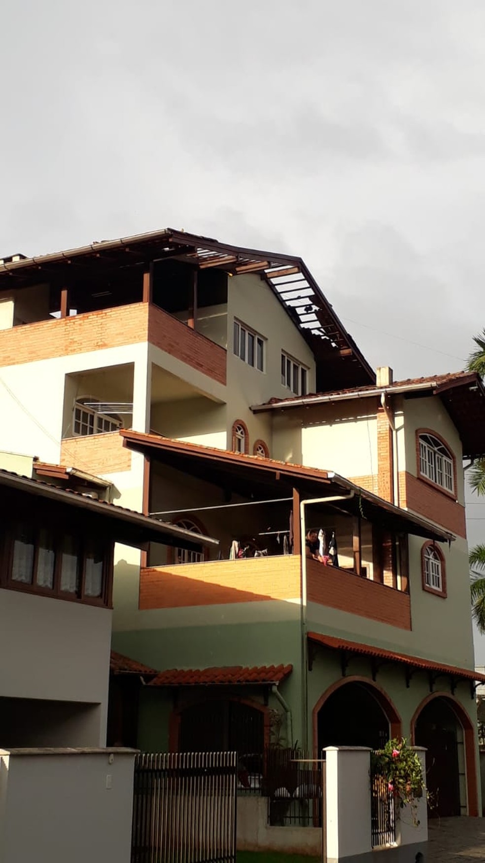 Tornado também causou o destelhamento de casas — Foto: Defesa Civil/ Reprodução 