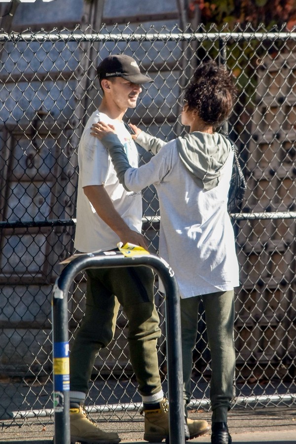 Studio City, CA  - *EXCLUSIVE*  - **WEB MUST CALL FOR PRICING** Shia LaBeouf and his girlfriend, singer and actress FKA Twigs, enjoy a walk and lots of PDA after lunch in Studio City. The pair reportedly met while filming 'Honey Boy,' loosely based on LaB (Foto: BACKGRID)