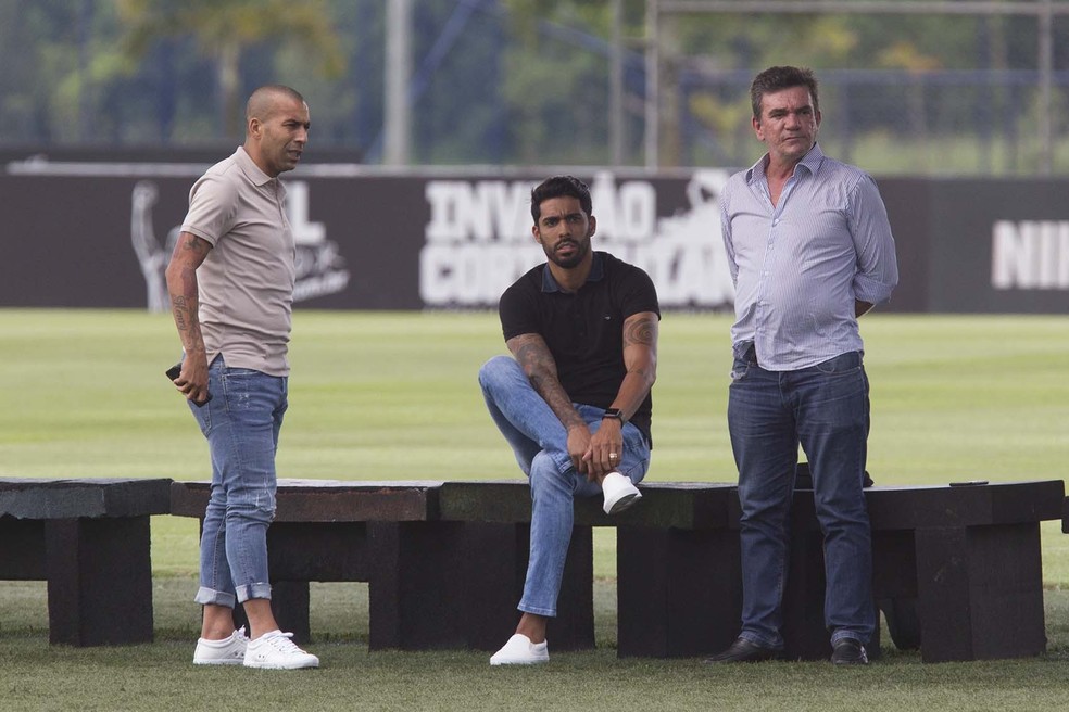 Emerson Sheik ao lado do gerente Vilson Menezes e do presidente do Corinthians, Andrés Sanchez — Foto: Daniel Augusto Jr/Ag.Corinthians