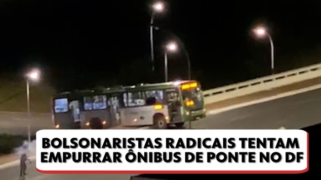 Bolsonaristas radicais tentam empurrar ônibus de ponte no DF