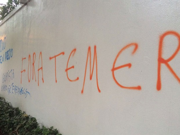 Muros de casas próximas à casa de Michel Temer foram pichadas (Foto: Gabriela Gonçalves/G1)