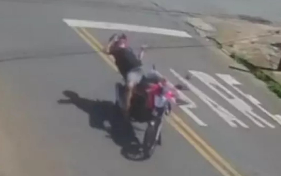 Motociclista sofre corte no pescoço e cai após bater contra fio solto em rua de Anápolis; vídeo | Trânsito GO | G1