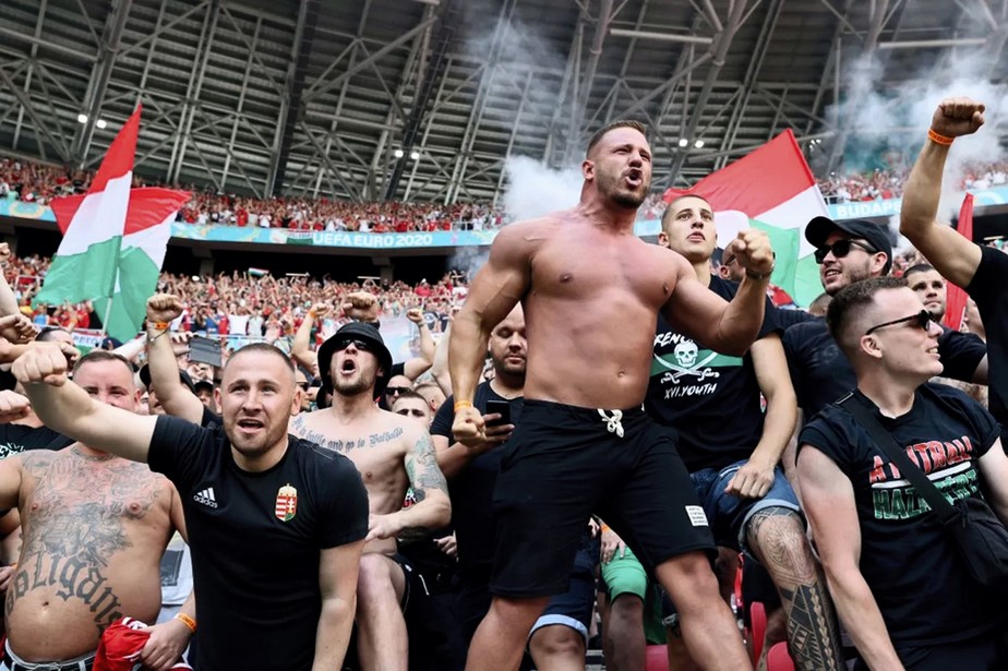 Torcedores húngaros em partida na Puskás Aréna, em Budapeste