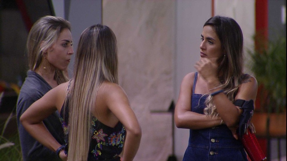 Carolina, Hariany e Paula se uniram após a saída de Isabella — Foto: TV Globo