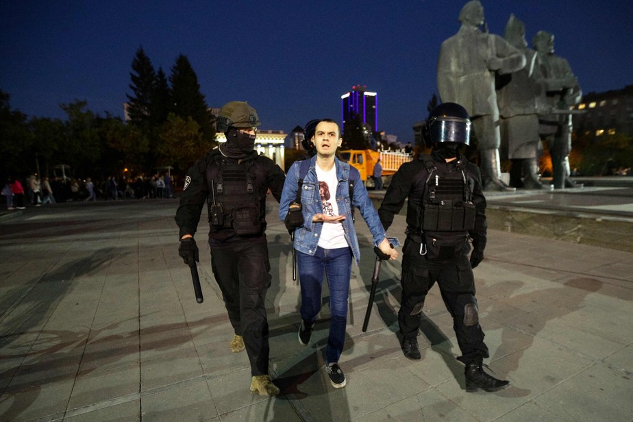 Manifestante antiguerra é detido na Praça Lênin, em Novosibirsk, Rússia