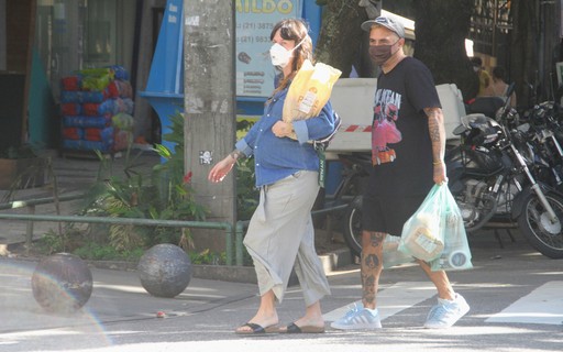 Com a mulher grávida, Marcelo D2 vai às compras no Rio