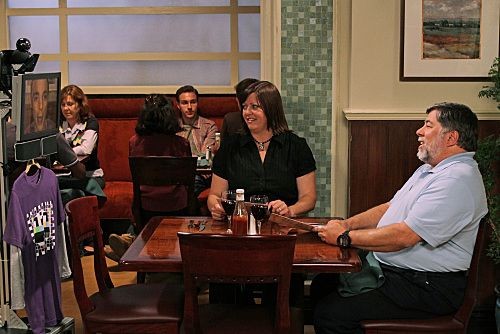 Steve Wozniak e a esposa Janet em participação especial em The Big Bang Theory (Foto: divulgação)