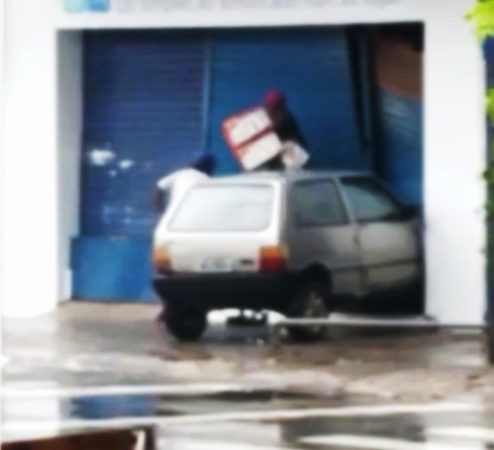 Loja é saqueada em Salvador; dono diz à polícia que carro foi usado para arrombar estabelecimento; VÍDEO