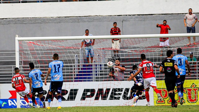 Renato marca o terceiro do CRB contra o CSA