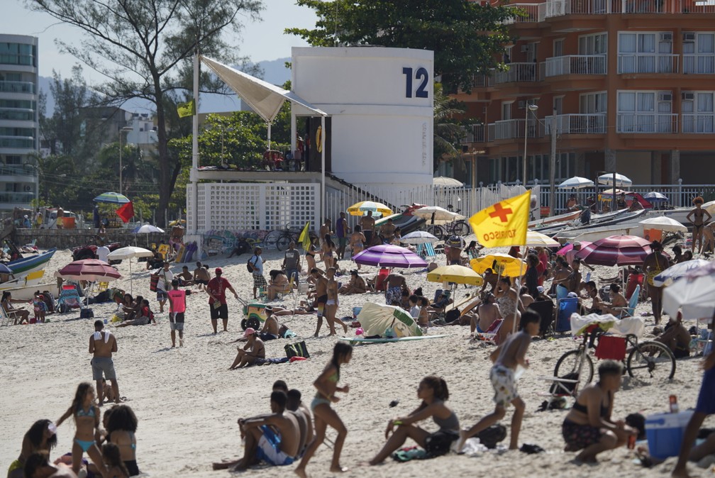 Banhistas se aglomeram na areia da Praia do Pontal, no Recreio dos Bandeirantes, na Zona Oeste do Rio — Foto: Marcos Serra Lima/G1