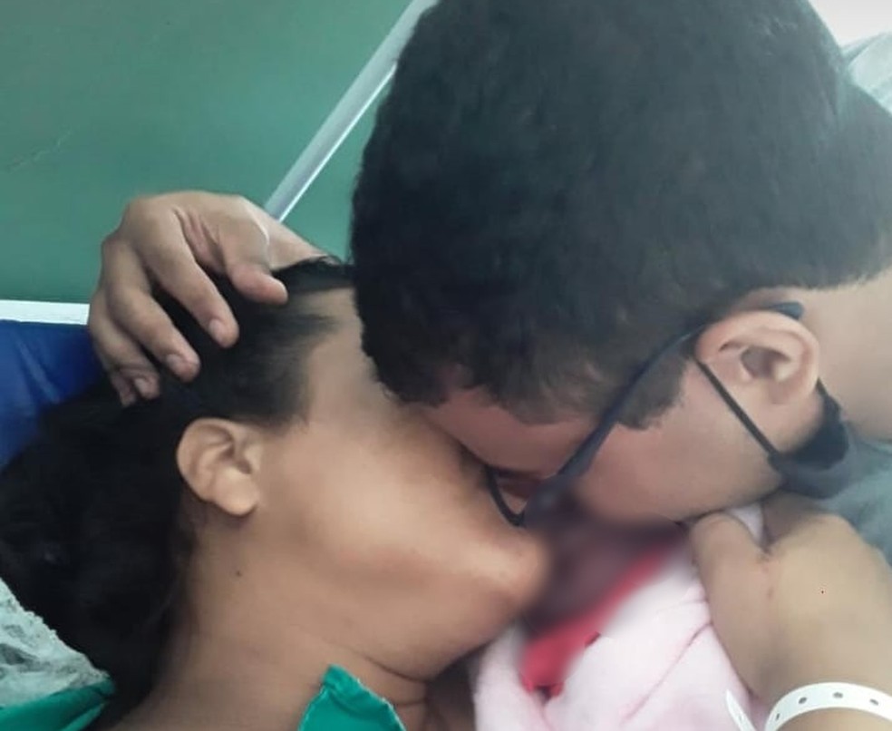 Pai e mãe abraçam filha que morreu por falta de anestesista em hospital de RO — Foto: Facebook/Reprodução