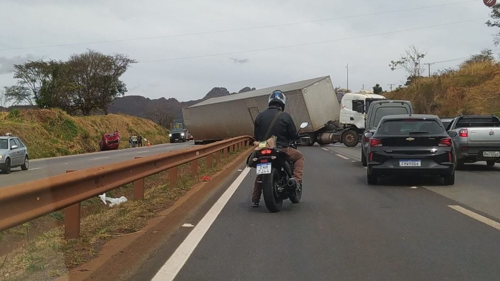 Acidente interditou trânsito na BR-381, em Igarapé, na Grande BH — Foto: PRF/ Divulgação
