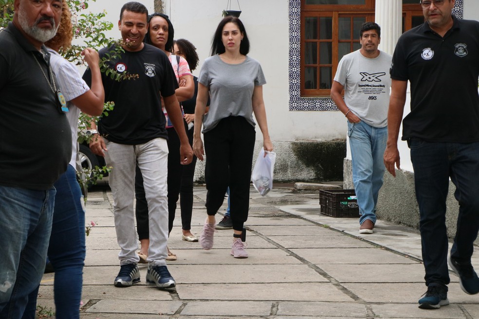 Monique Medeiros, mãe de Henry Borel, deixa a Coordenação de Monitoramento Eletrônico do Rio de Janeiro após instalação da sua tornozeleira eletrônica, nesta quarta-feira, 06 — Foto: Jose Lucena/Estadão Conteúdo