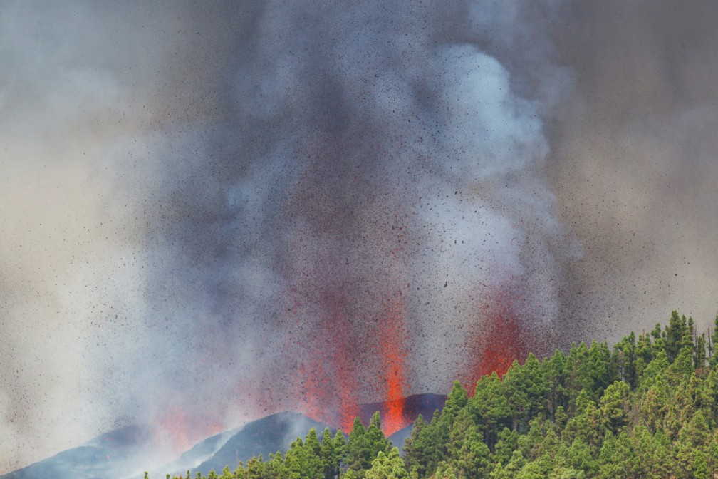 Lava e fumaça são vistas após a erupção de vulcão no parque nacional Cumbre Vieja em El Paso, nas ilhas Canárias de La Palma — Foto: Borja Suarez/Reuters