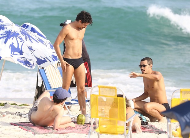 Jesuíta BArbosa e Lua Blanco curtem praia carioca com amigos (Foto: AgNews)