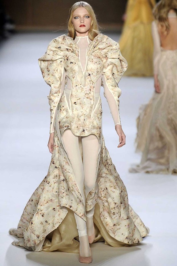 Olivier Theyskens' collection for Nina Ricci Spring/Summer 2009 was inspired by Monet and featured delicately coloured floral prints and motifs worked in lace. Theyskens was creative director of Nina Ricci from 2007-2009 (Foto: MARCIO MADEIRA/CONDÉ NAST ARCHIVE)