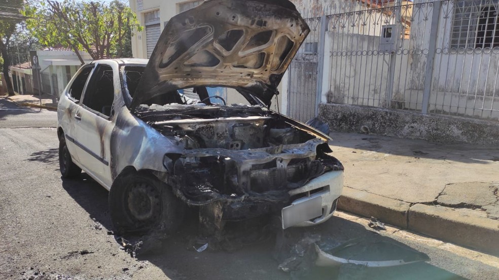 Carro pegou fogo na Rua Tenente Nicolau Maffei, em Presidente Prudente — Foto: David de Tarso/TV Fronteira
