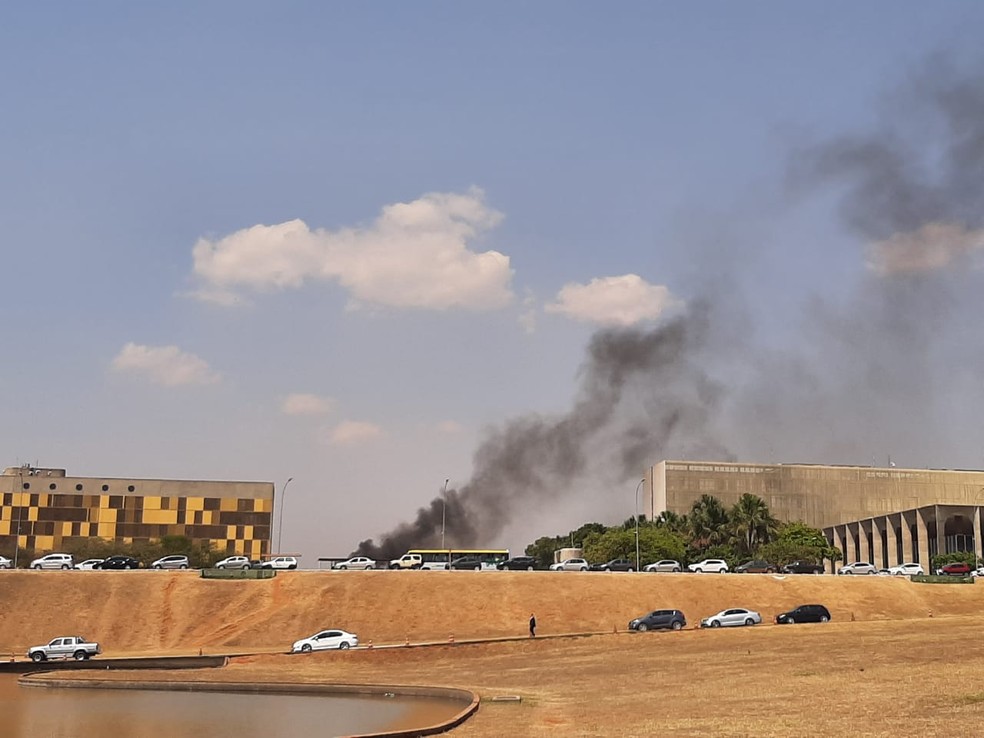Bombeiros realizam simulação de incêndio no Anexo III da Câmara dos Deputados. — Foto: Aline Ramo/G1 