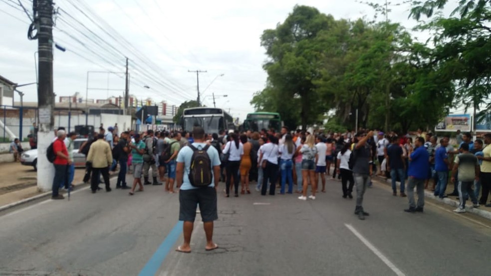 Manifestantes bloquearam parte da Avenida Durval de Góes Monteiro para protestar contra portaria da SMTT. — Foto: Heliana Gonçalves/TV Gazeta