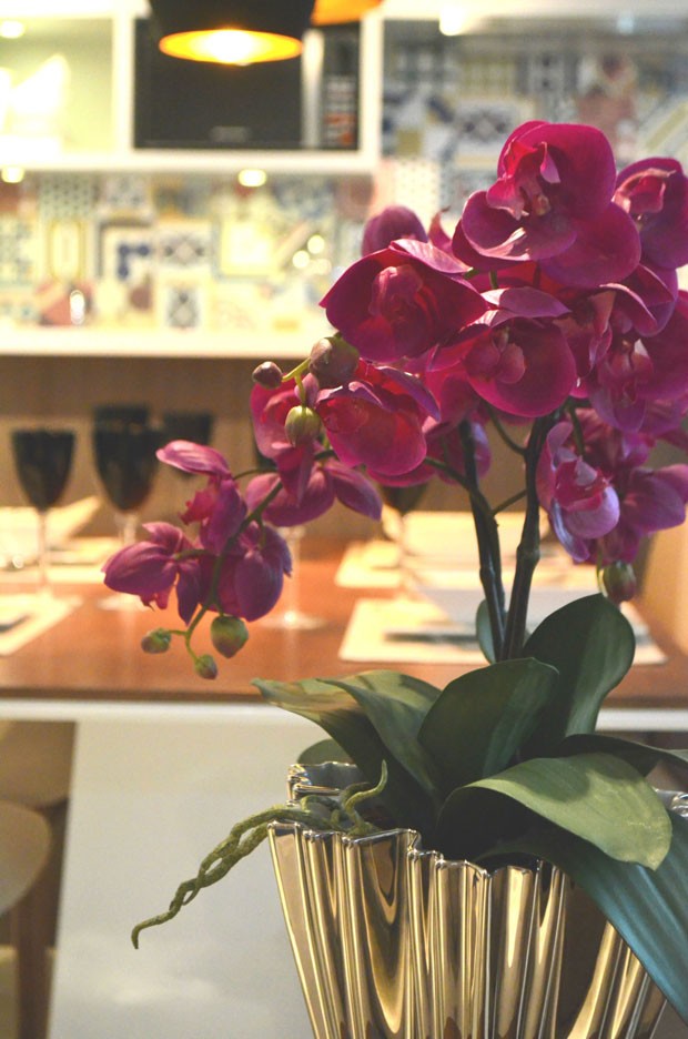 Orquídeas da cor rosa deixam a sala mais refinada (Foto: Camila Klein)
