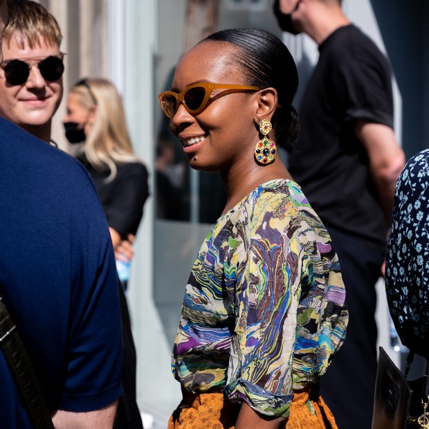 COPENHAGEN, DENMARK - AUGUST 12: Guest outside MFPEN wearing colorful dress and brown belt during Copenhagen fashion week SS21 on August 12, 2020 in Copenhagen, Denmark. (Photo by Raimonda Kulikauskiene/Getty Images) (Foto: Getty Images)