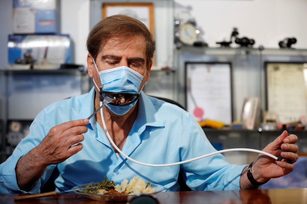 Máscara criada em Israel tem abertura para permitir alimentação — Foto: Amir Cohen/Reuters