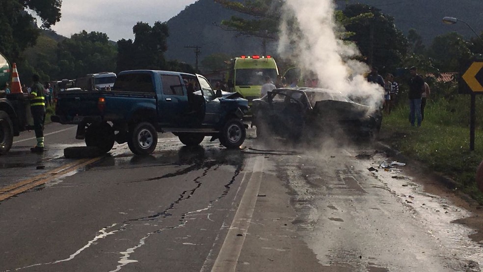 Acidente entre caminhonete e carro de passeio, na BR-101 (Foto: Alexandre Souza Baltazar/ VC no ESTV)