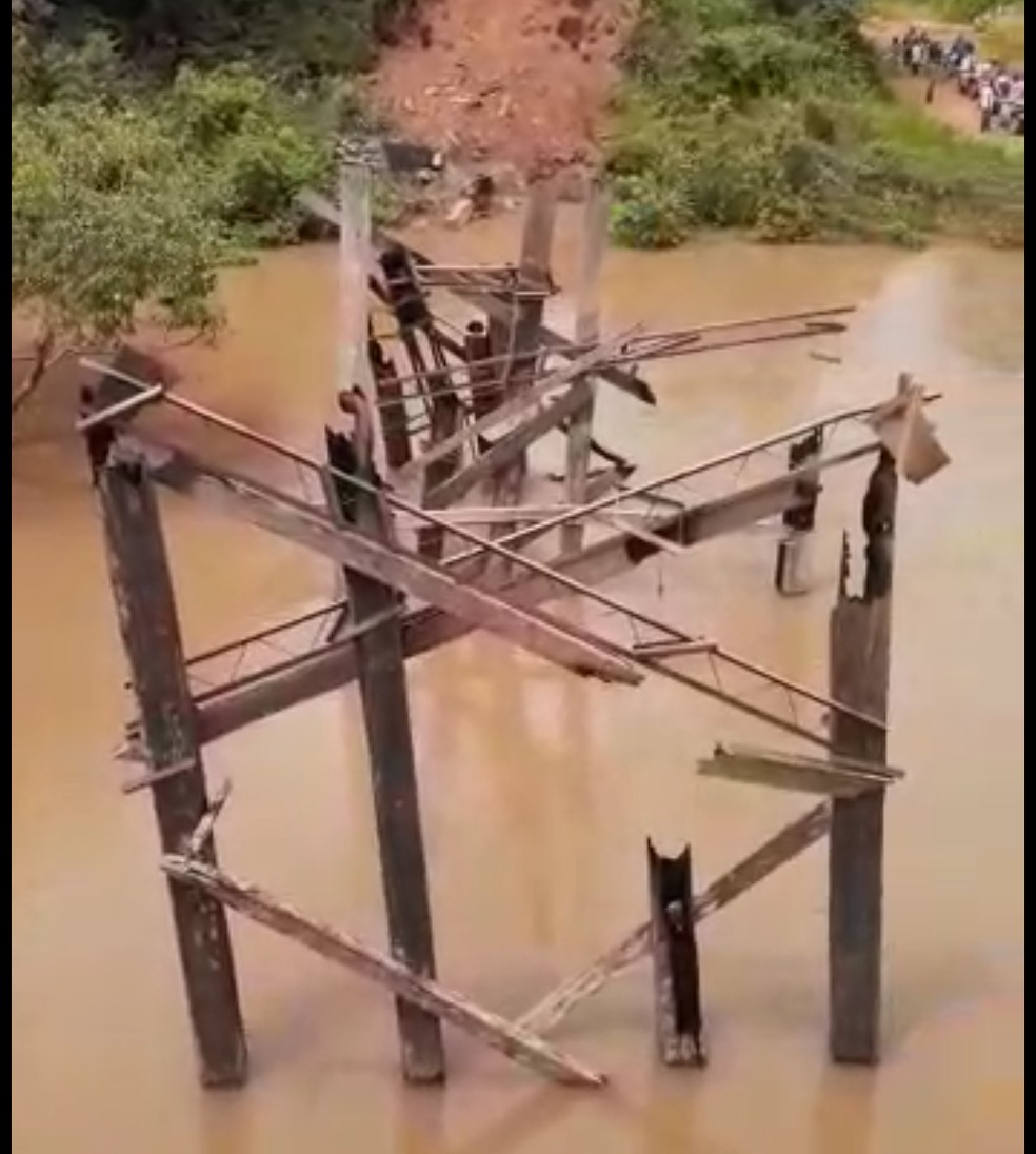 Em busca de melhorias, comunidade ateou fogo em ponte sobre o Riozinho do Andirá — Foto: Reprodução