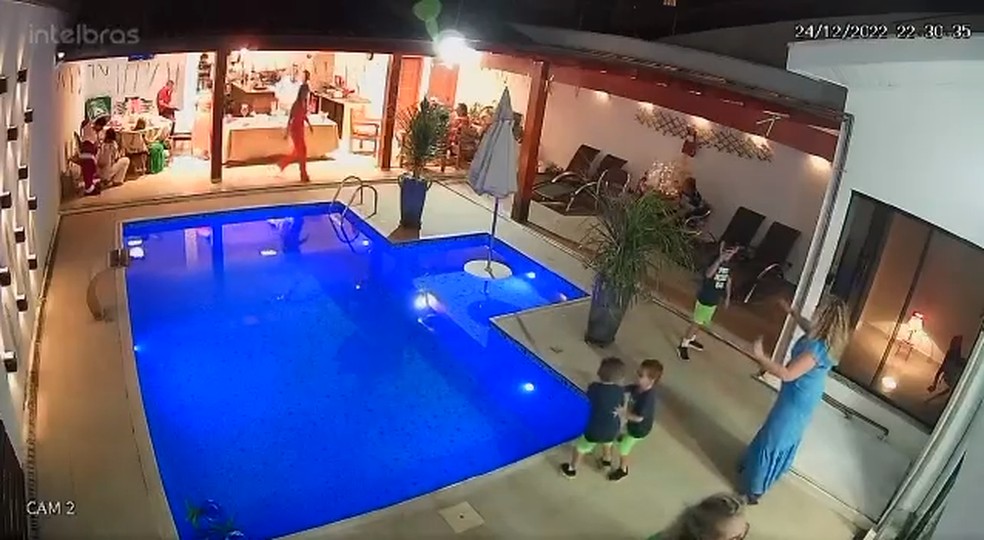 Vídeo de menino pulando em piscina para salvar o irmão viraliza nas redes sociais: "Herói do Natal" — Foto: Reprodução