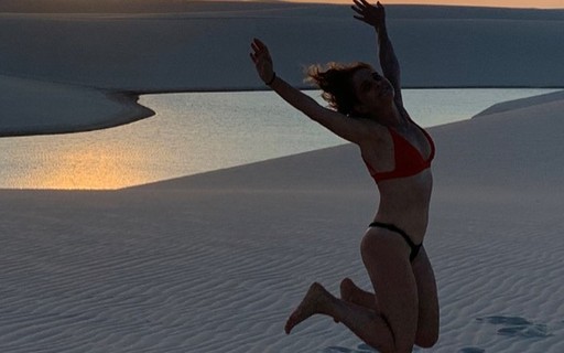 Na véspera de aniversário, Drica Moraes celebra pulando em duna: "Tchau, 52 anos!!!