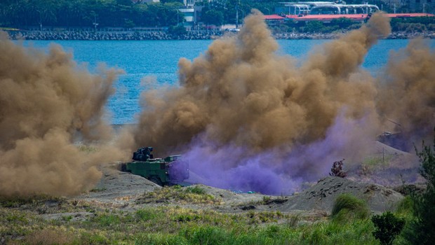 Taiwan também está fazendo exercícios militares na tentativa de se proteger: uma explosão é vista durante o exercício militar Han Kuang, que simula o Exército de Libertação Popular da China (PLA) invadindo a ilha na cidade de New Taipei, Taiwan (Foto: Getty Images)