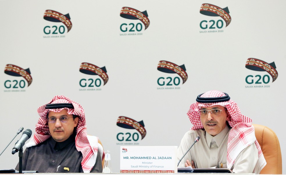 O ministro das Finanças da Arábia Saudita, Mohammed al-Jadaan, em entrevista coletiva — Foto: Ahmed Yosri/Reuters