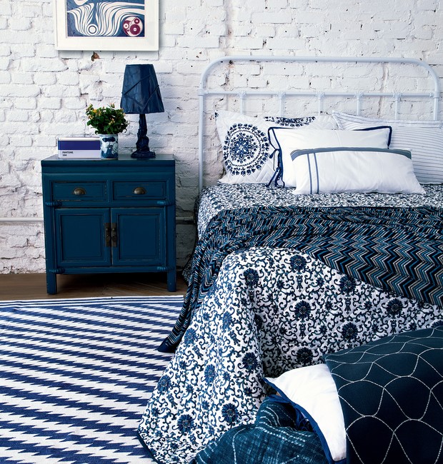 Quartos despojados e coloridos podem se beneficiar de uma roupa de cama estampada, que entra nesse clima e complementa o estilo da decoração (Foto: Divulgação)