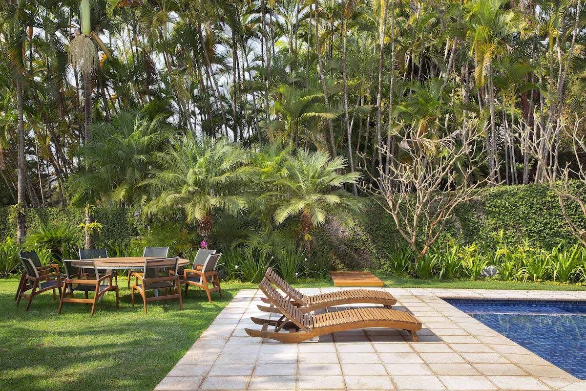 ÁREA EXTERNA | O paisagismo cerca a casa e traz mais vida para o jardim. O deck de madeira é o Estilo Parket (Foto: Denilson Machado / Divulgação)