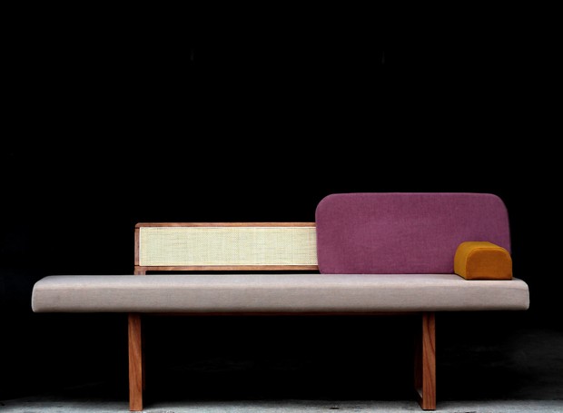 A chaise Florença, criação da Jucá Mobília, mede 1,80 x 0,76 x 0,58 m e está à venda por R$ 10.400. Suas almofadas são removíveis, podendo fazer às vezes de banco ou chaise (Foto: Divulgação)