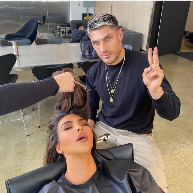 Hair Stylist posta flagra divertido de Kim Kardashian (Foto: Reprodução/Instagram)