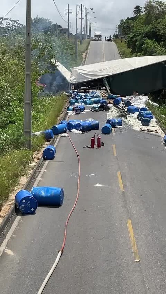 Vídeo mostra vazamento de produtos químicos após tombamento de carreta na Grande Natal