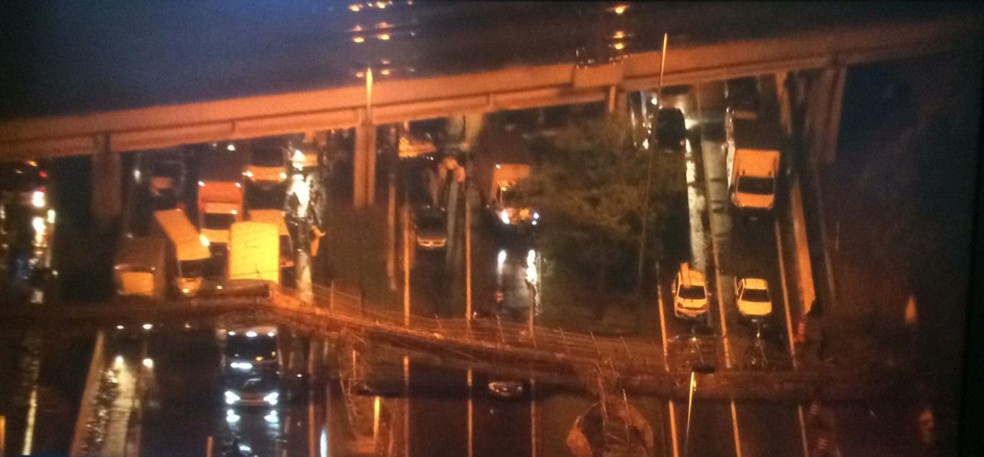 Passarela na Marginal Tietê desabou na noite desta quinta-feira (14) — Foto: TV Globo/Reprodução