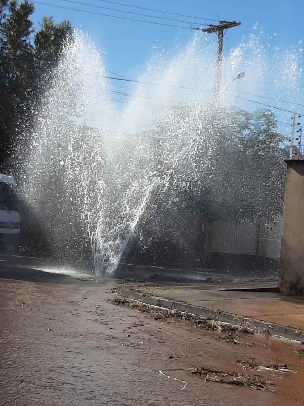 Vazamento de água foi registrado na quadra 606 Norte em Palmas — Foto: Fernando Gomes/Divulgação