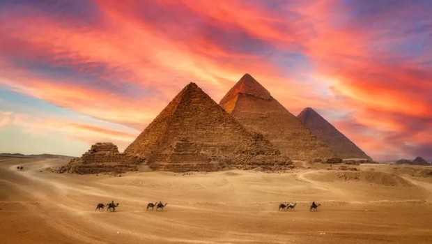 Na avaliação de professor da USP, teorias infundadas de que as pirâmides do Egito são obra extraterrestre denota racismo com povos não europeus (Foto: GETTY IMAGES via BBC)