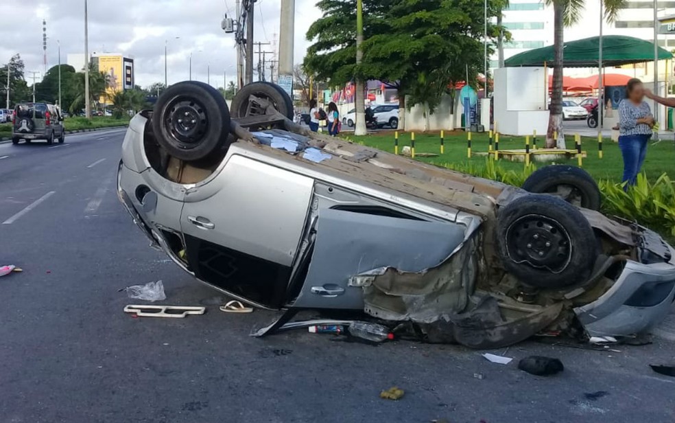 Homem morre apÃ³s carro bater em poste e capotar em Lauro de Freitas, regiÃ£o metropolitana de Salvador â€” Foto: Cid Vaz